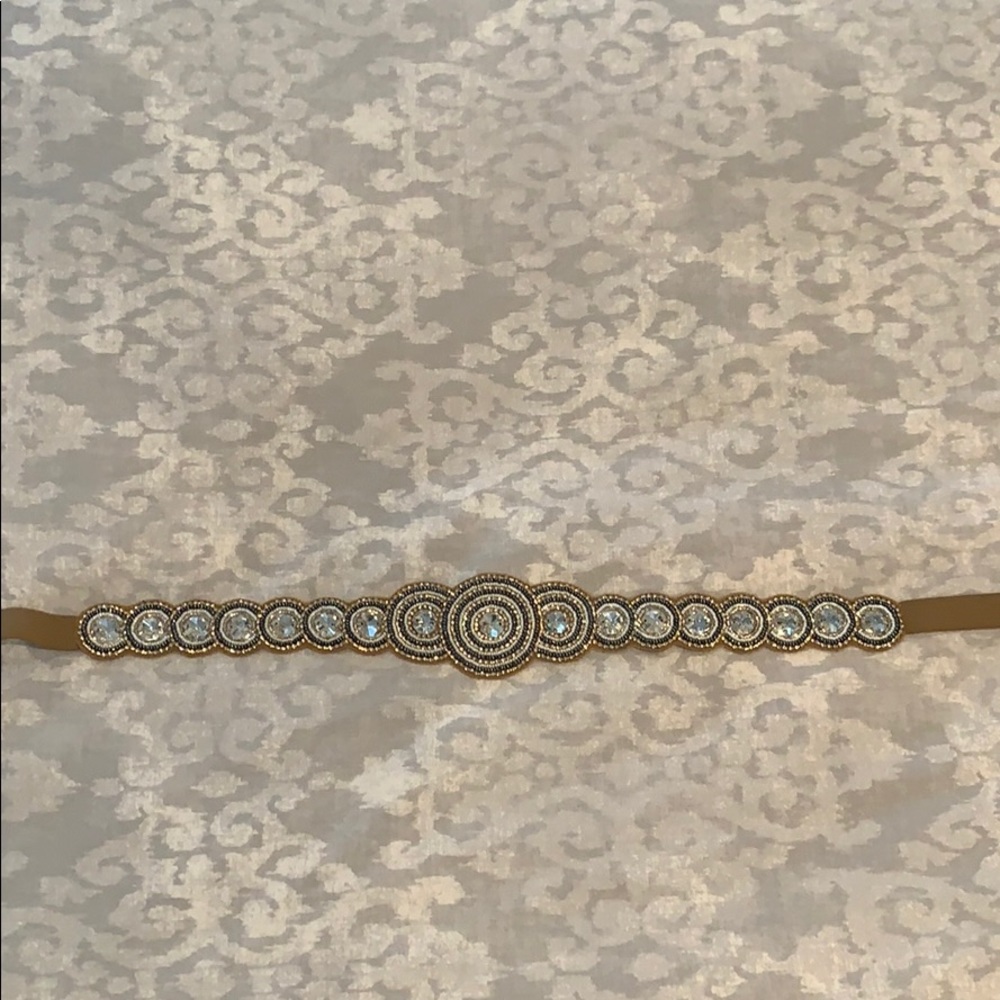 Beaded elastic belt